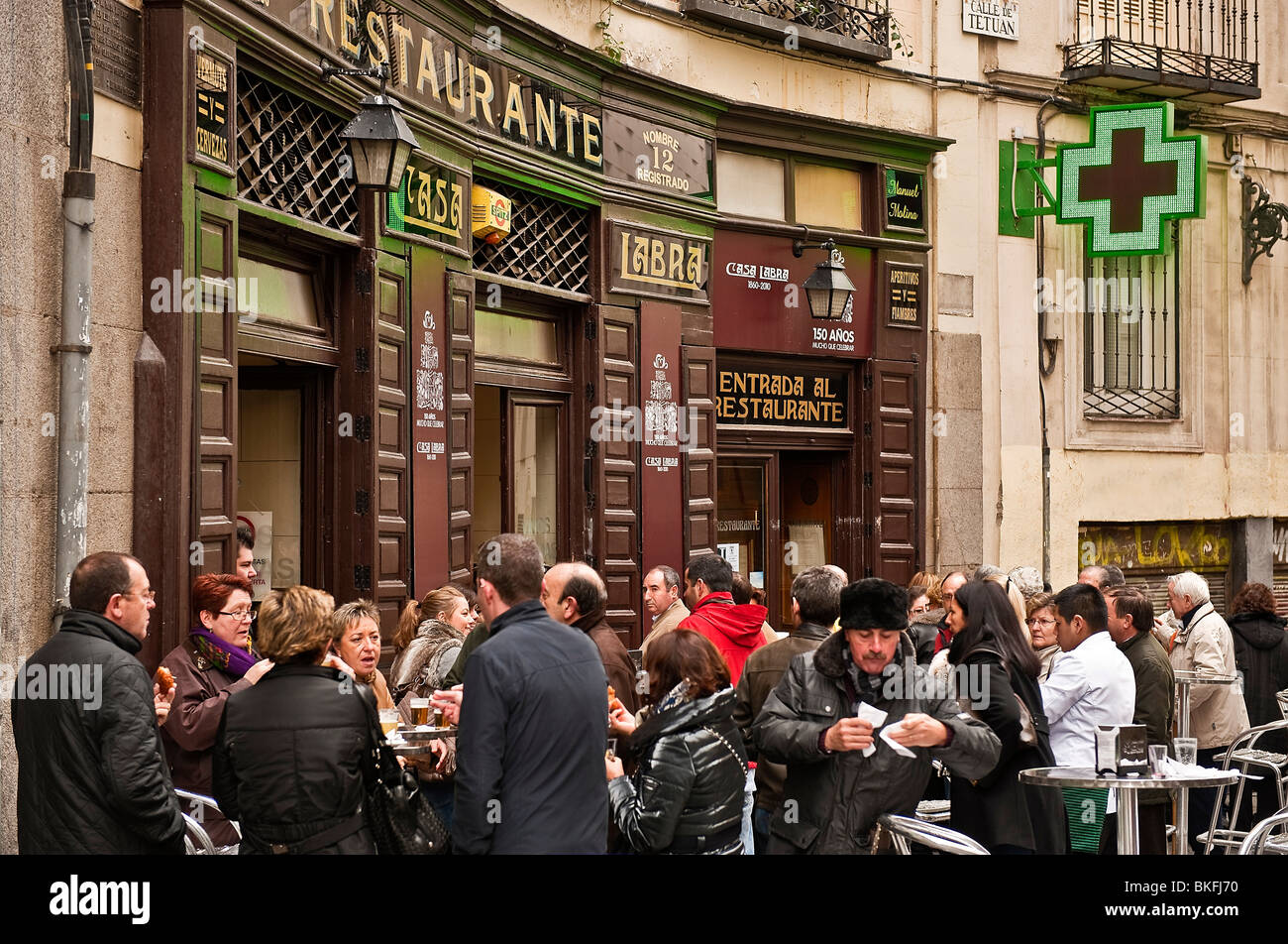 American Diner fest auf gebratenen Fisch und Bier im Restaurante Casa Labra, Madrid, Spanien. Stockfoto