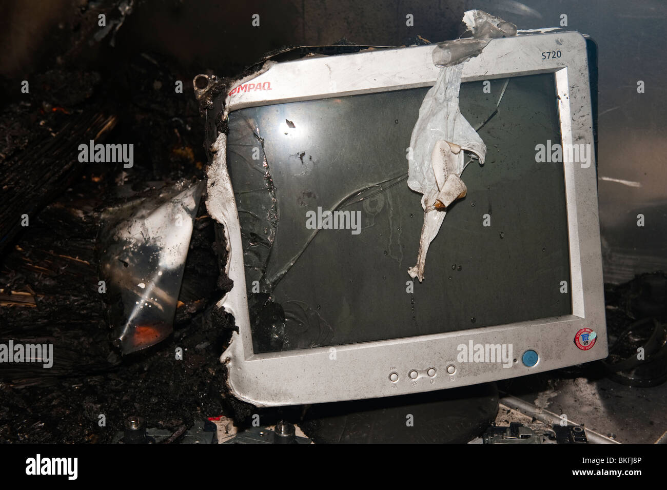 Geschmolzene Computerbildschirm verbrannt nach Feuer Stockfoto