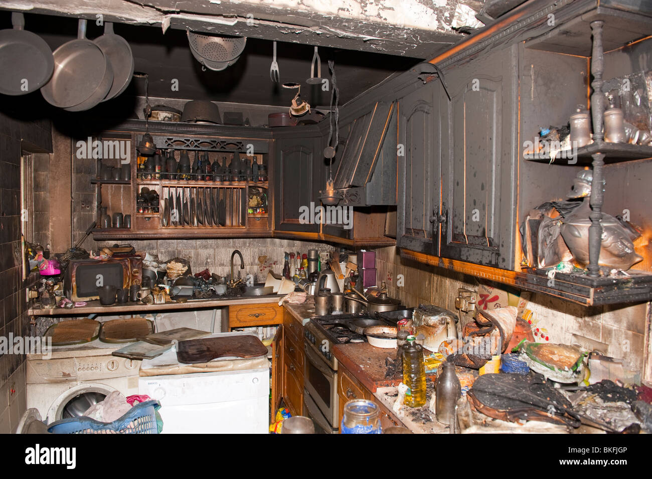 Küche Lebensmittel und Einheiten stark beschädigt, nach inländischen Haus Küche Brand Stockfoto