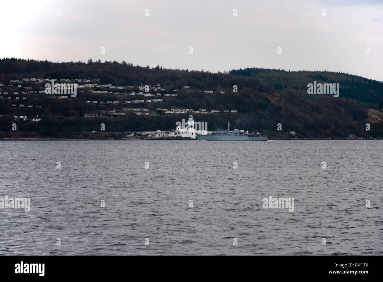 HMS Hurworth M39 vorbei Cloch Leuchtturm & Caravan Park Gourock Firth of Clyde, Schottland Stockfoto