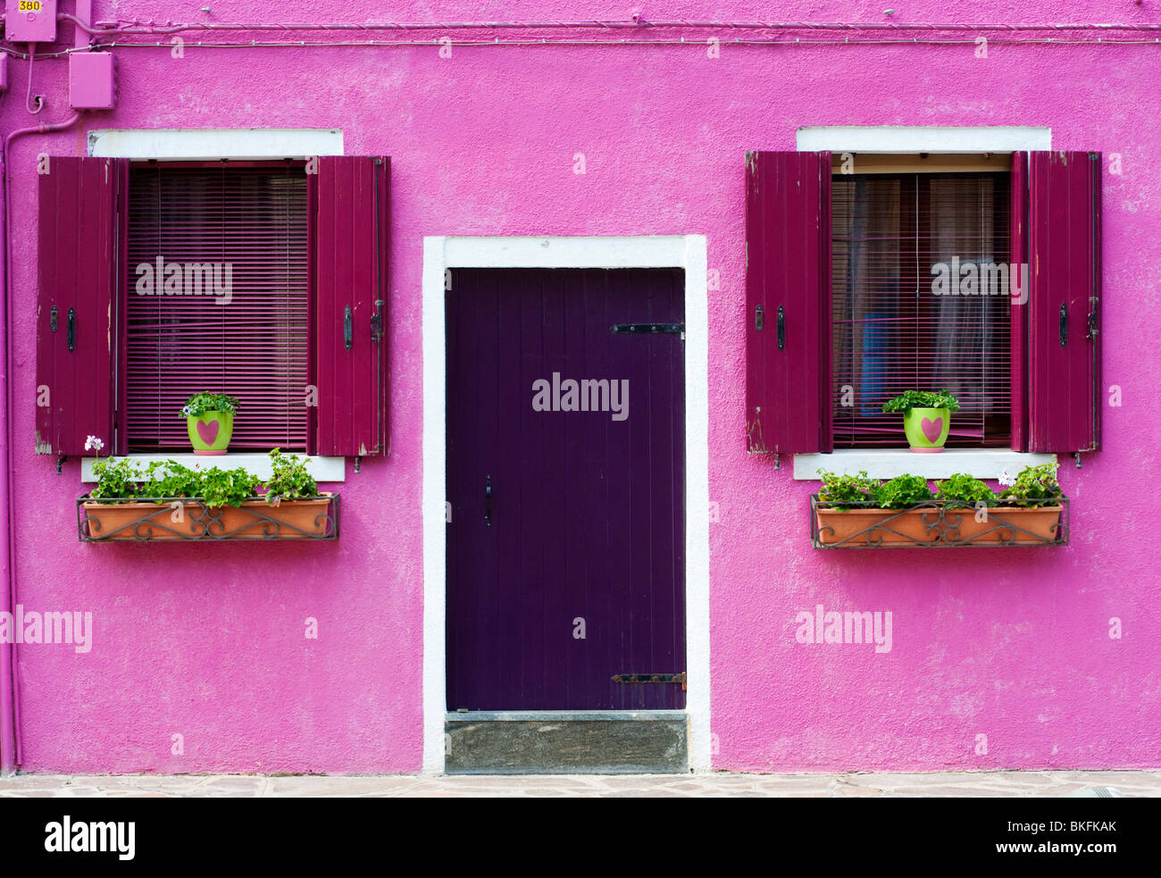 Bunte Häuser im Dorf von Burano in der Nähe von Venedig in Italien Stockfoto