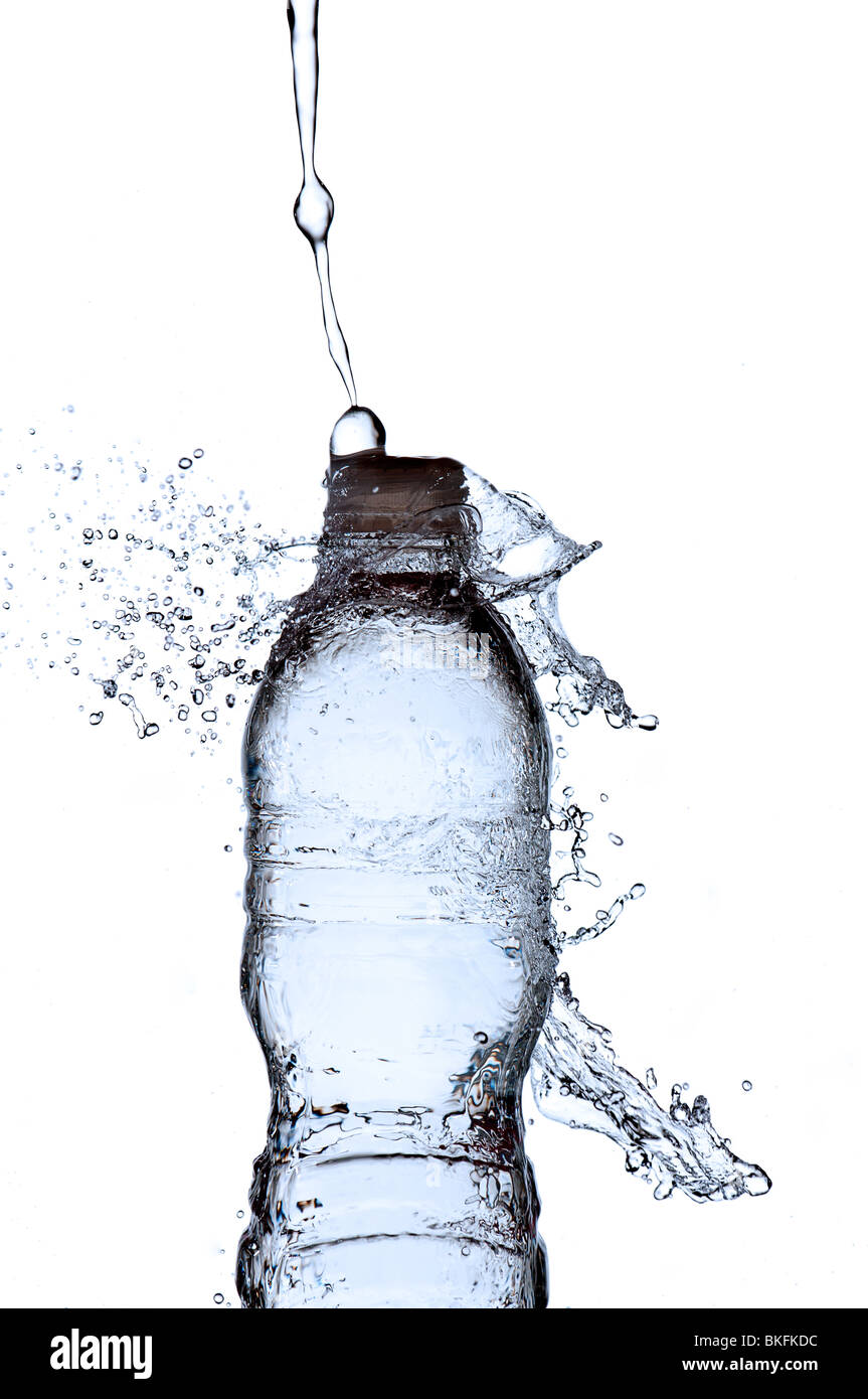 Wasser spritzt auf eine Flasche Wasser Stockfoto