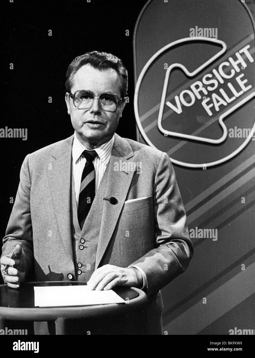 Zimmermann, Eduard, 4.2.1929 - 19.9.2009, deutscher Journalist, TV-Moderatorin, halbe Länge, in der TV-Serie "Vorsicht Falle", 1985, Stockfoto