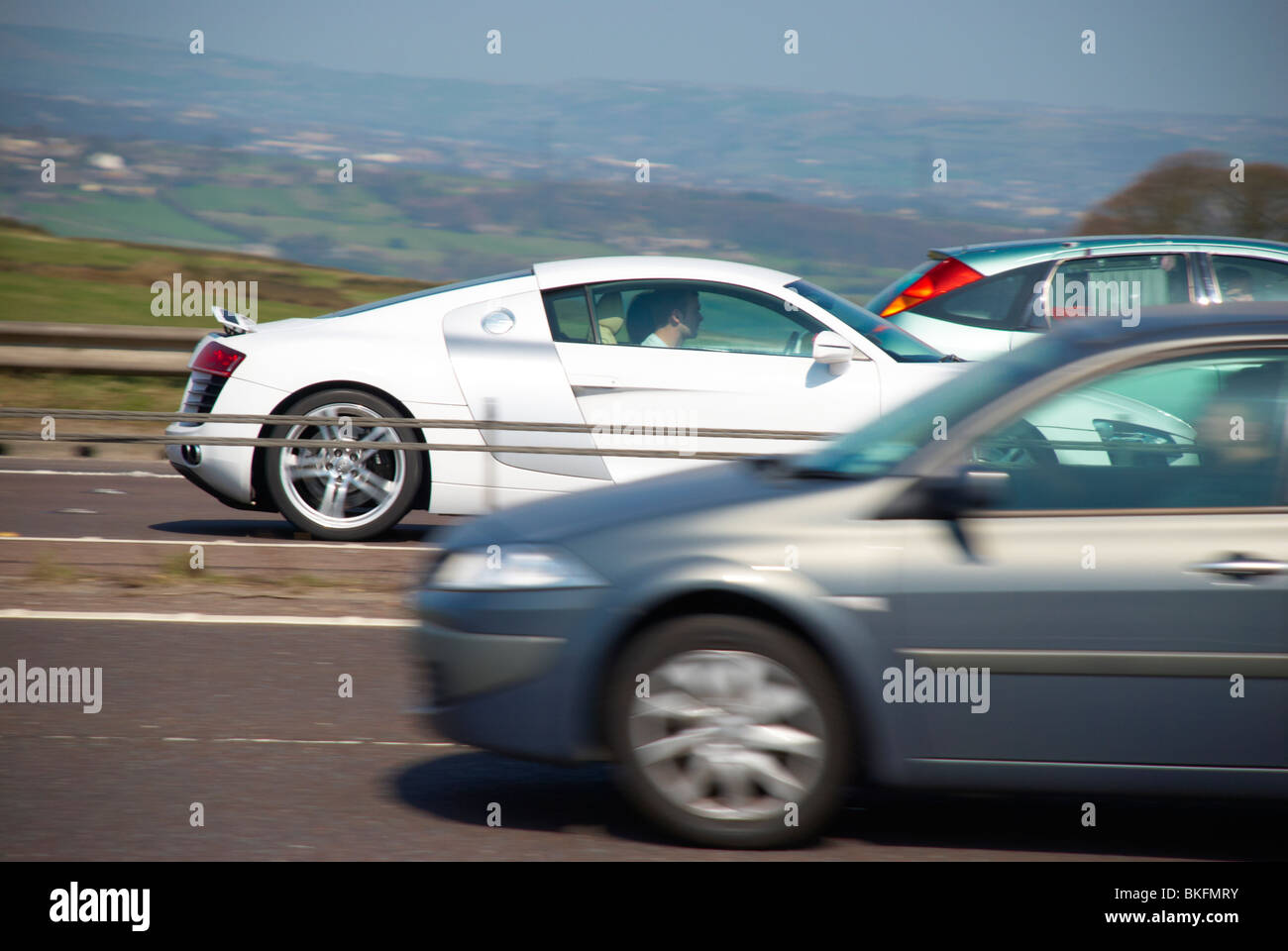 Weißen Audi R8 auf der Autobahn M62. Stockfoto