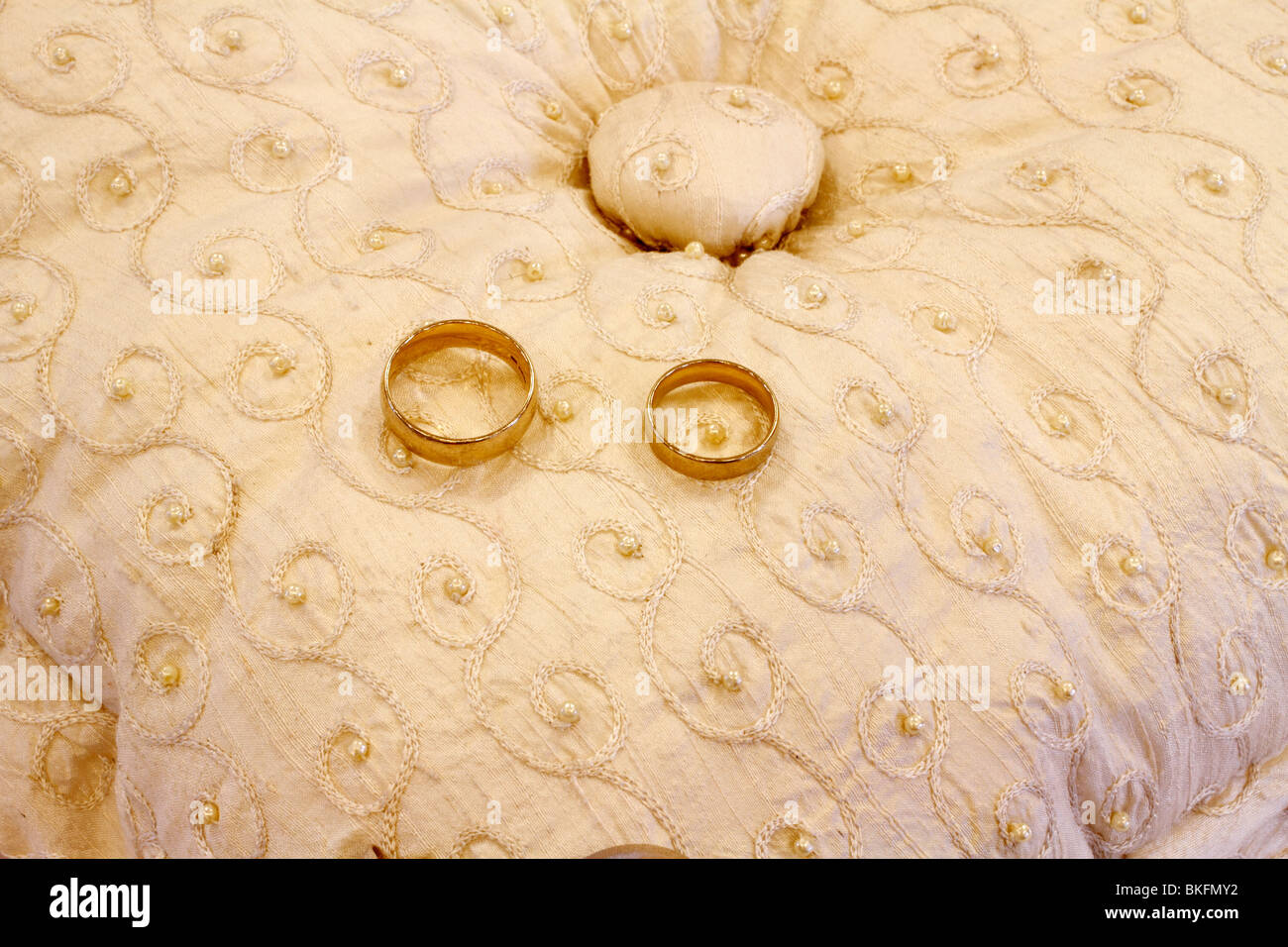 zwei goldene Hochzeit Ringe - sein und ihr, auf einem Kissen gold farbige Präsentation bereit für bei Bedarf während der Hochzeitszeremonie. Rufford Hochzeitseinrichtungen, Rufford Mill Stockfoto