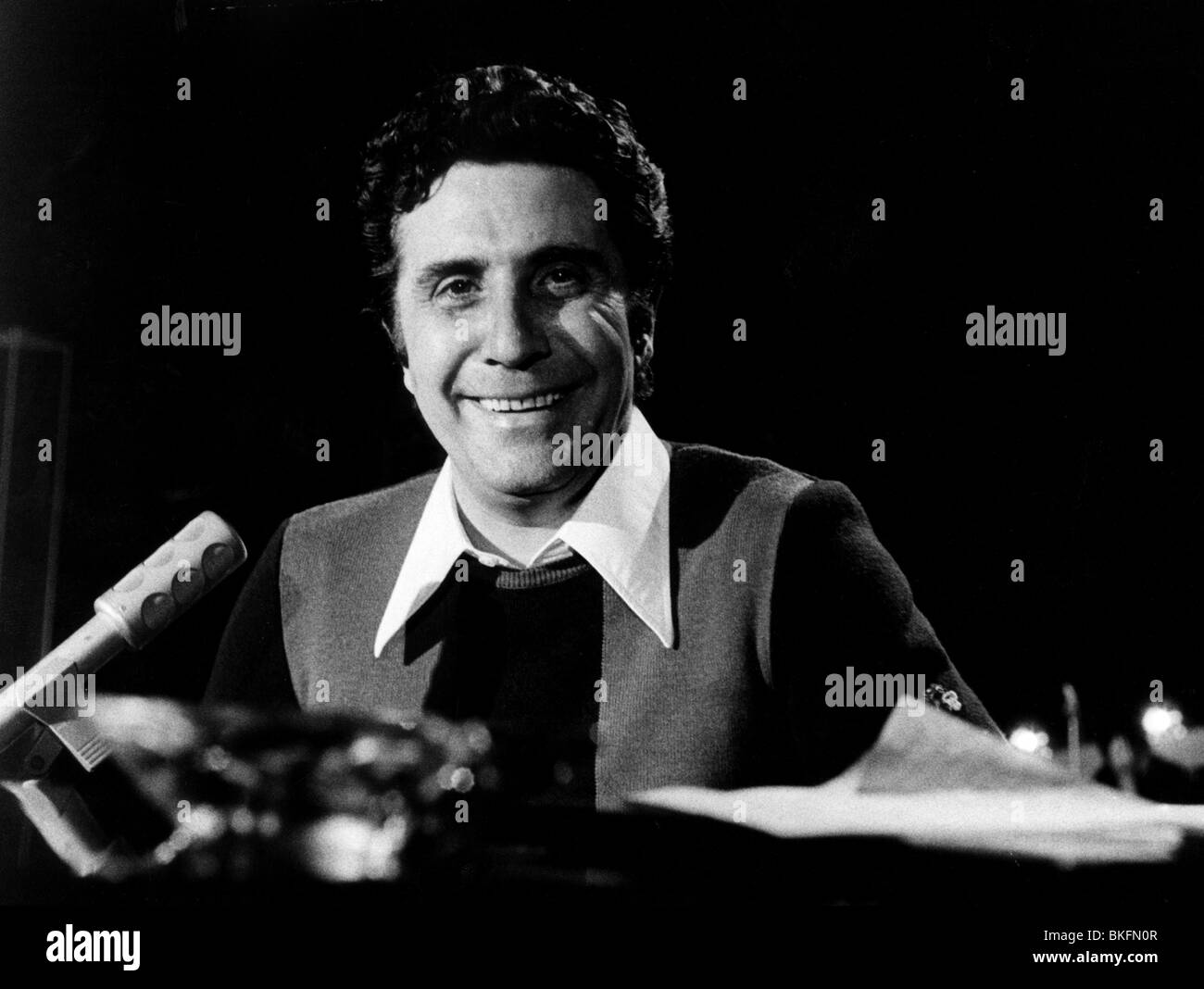 Becaud, Gilbert, 24.10.1927 - 18.12.2001, französischer Sänger, Komponist, Schauspieler, Porträt, während eines Konzerts, 1974, Stockfoto