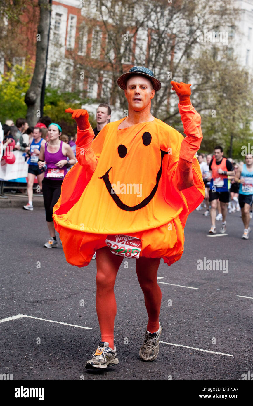 London Marathon 2010 Herr Smiley-Gesicht Stockfoto