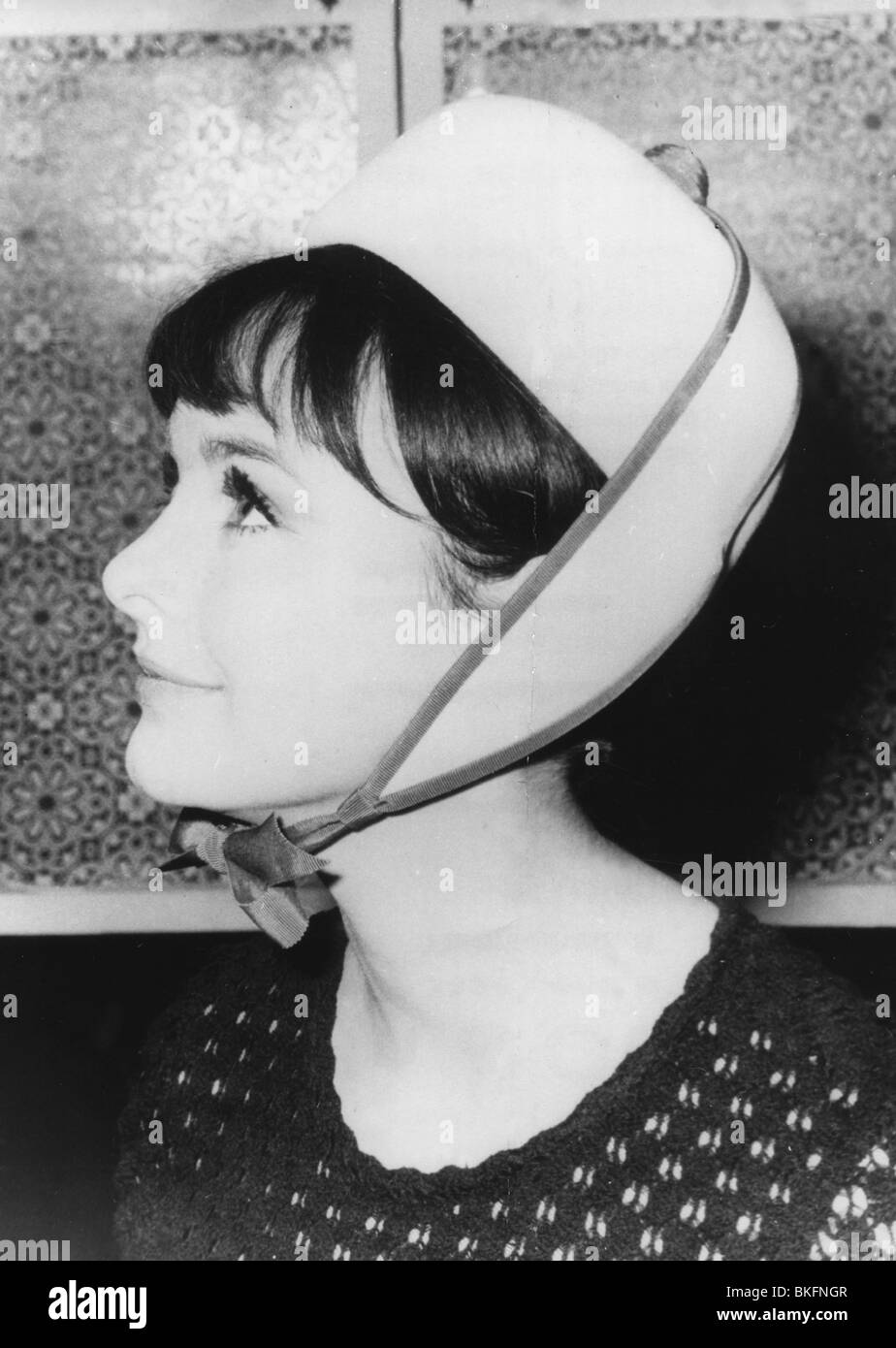 Mode, Hüte, modische Tragekappe mit Ohrklappen, Seitenwand, Pillbox, 1965, Stockfoto