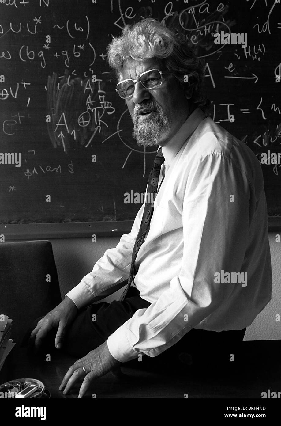 Duerr, Professor Hans-Peter, 7.10.1929 - 18.5.2014, Deutscher Kernphysiker, halbe Länge, als Direktor des Max-Planck-Instituts für Physik in München, Stockfoto