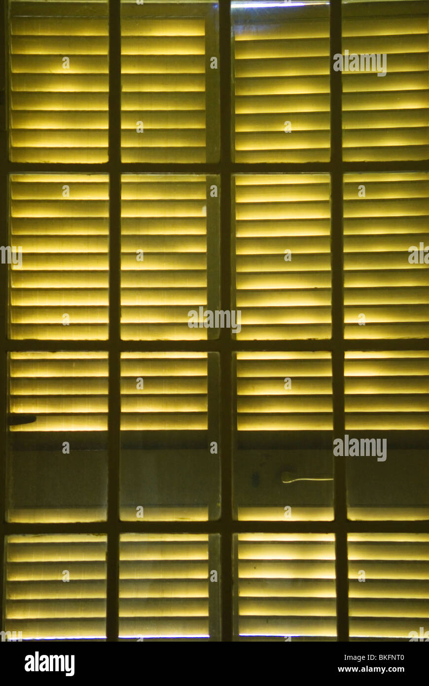 Fensterläden im Fenster Lichtmuster. Stockfoto