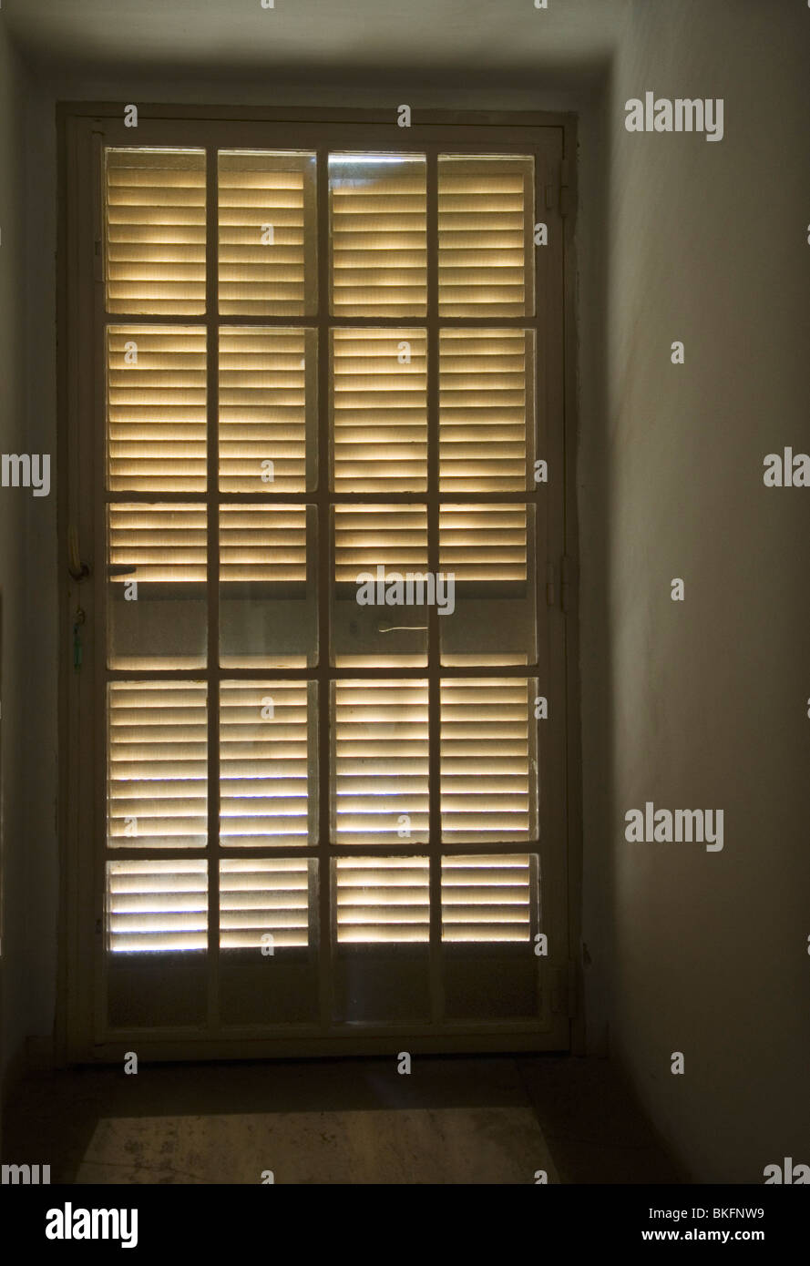 Muster von Licht durch Holzfenster Rollladen Tor. Stockfoto