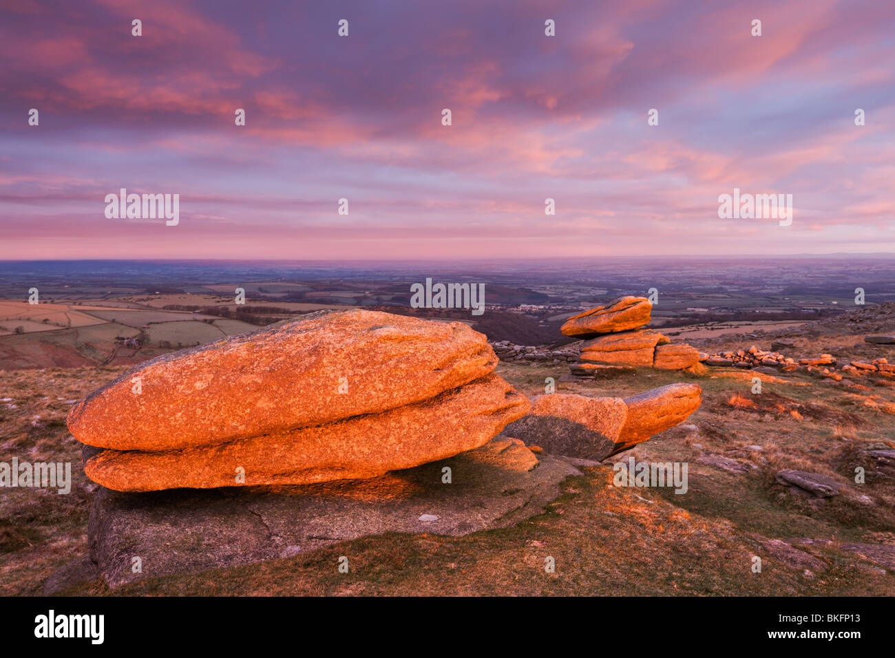 Logan Stones gebadet im ersten Licht an einem Wintermorgen, Belstone Tor, Dartmoor National Park, Devon, England. Stockfoto