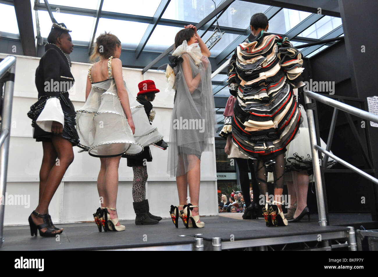 Modelle warten auf Londons jährliche Alternative Mode Woche-Spitalfields. England-UK Stockfoto