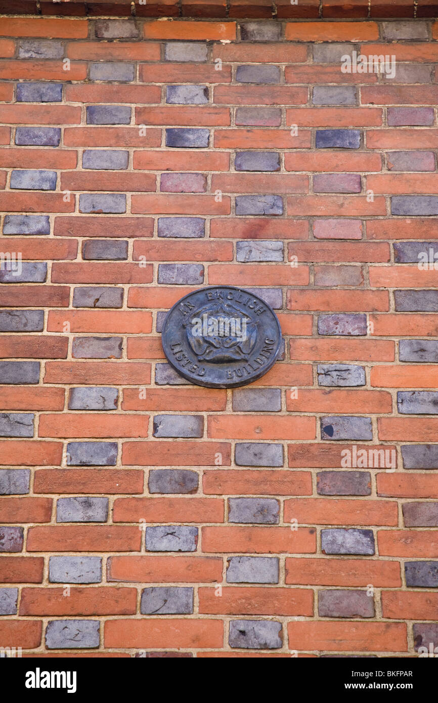 Ein Englisch Listed Building-Plakette an der Wand eines Hauses, Petworth, West Sussex, England. Stockfoto