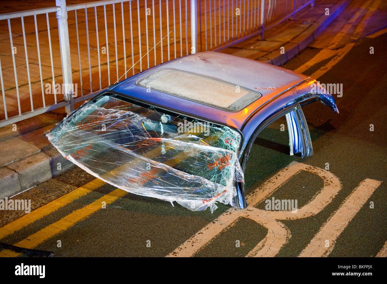 Dach abgeschnitten Auto am Absturz Stockfoto