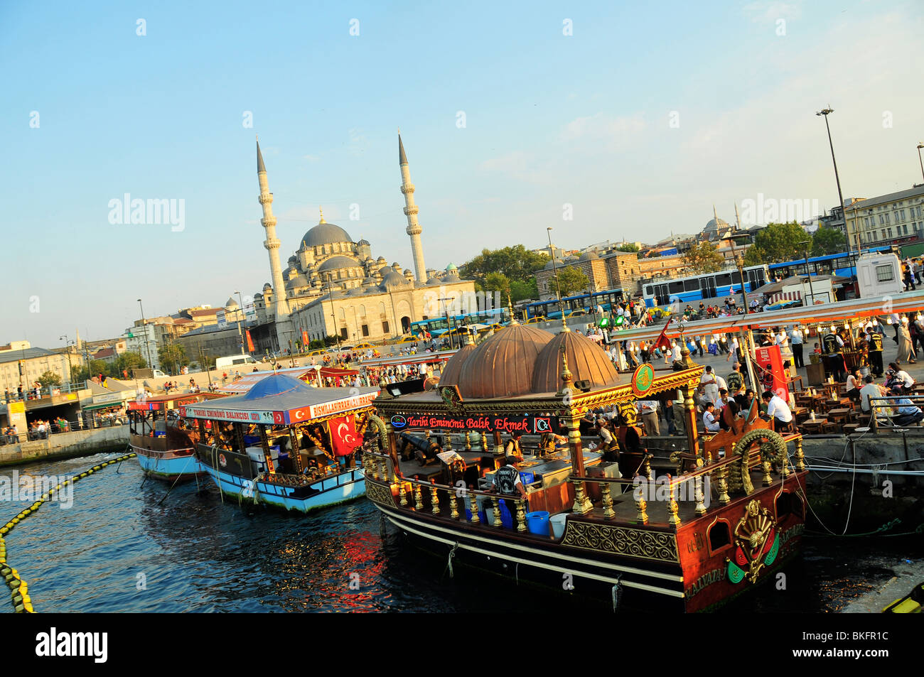 Hafen von Istambul mit Restaurant-Boote Stockfoto