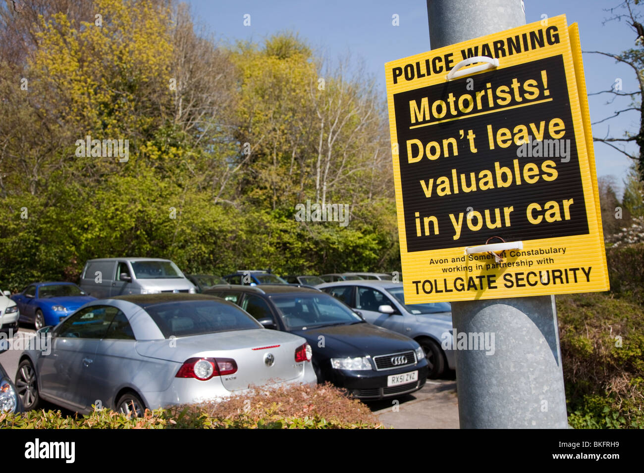 Polizei-Warnschild lassen Wertsachen nicht im Auto auf Parkplatz Bath England UK Stockfoto