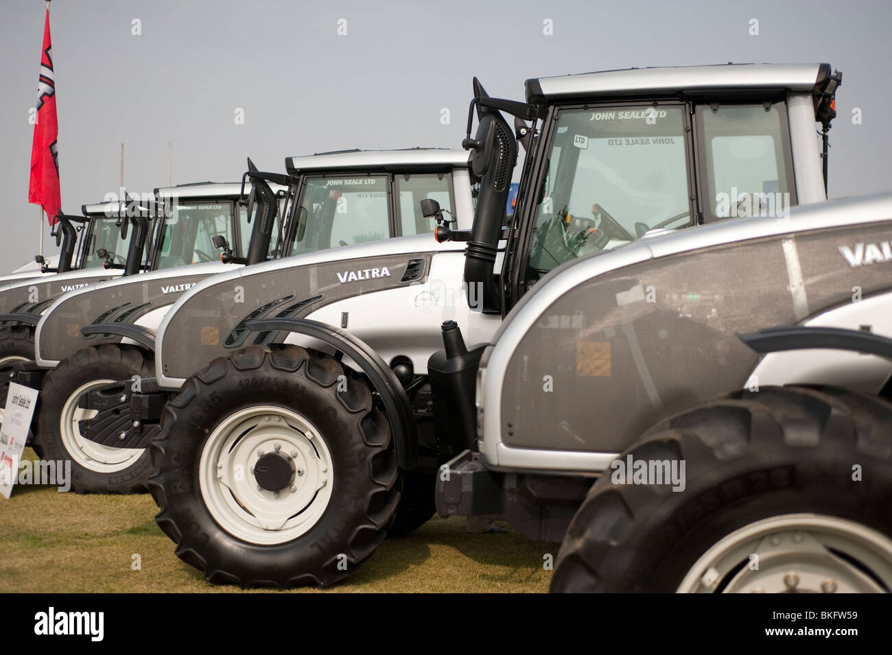 Neue Valtra-Traktoren zum Verkauf an Land fair aufgereiht Stockfoto