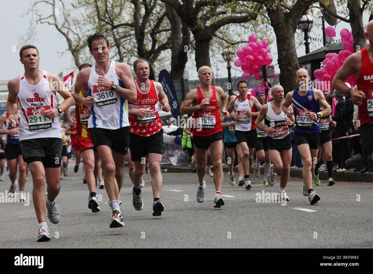 Läufer antreten in den London-Marathon. Fotos, die auf der Nordseite der Themse läuft in Richtung Westminster Square Stockfoto
