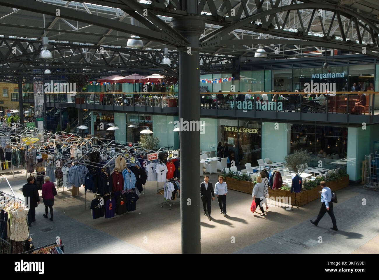 Spitalfields Market Interior People Shopping. London E 1 UK. 2010, 2010er Jahre HOMER SYKES Stockfoto