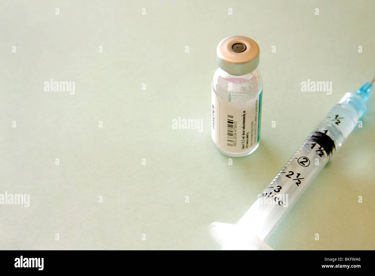 Impfstoff mit Spritze Stockfoto