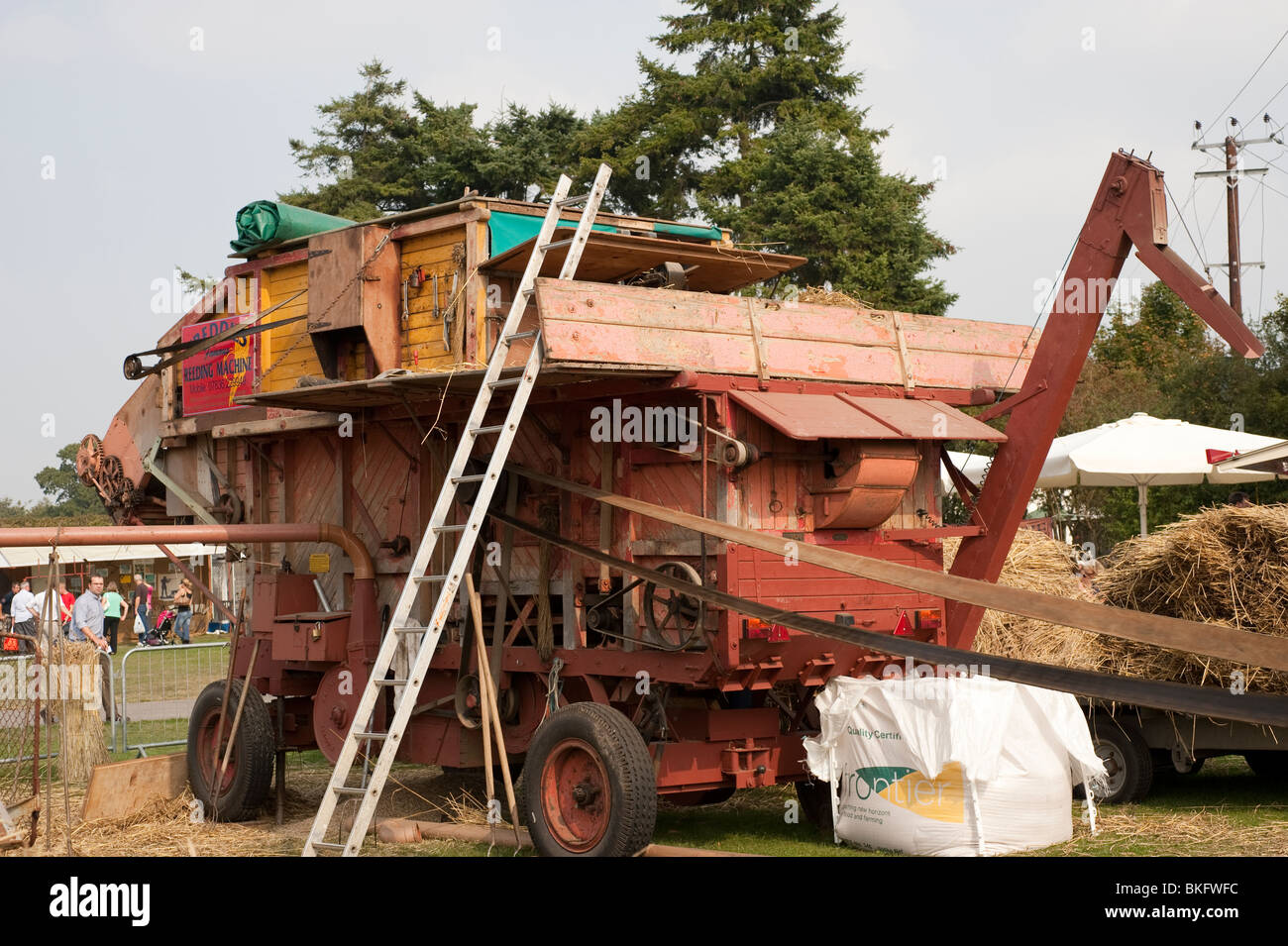 Traditionelle bäuerliche Reeding Maschine für Dachmaterialien Stockfoto