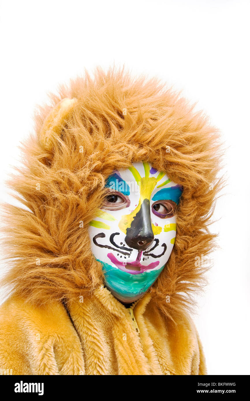 Junge weniger 4 im Karnevalskostüm - Löwe mit Katzenmaske. Stockfoto