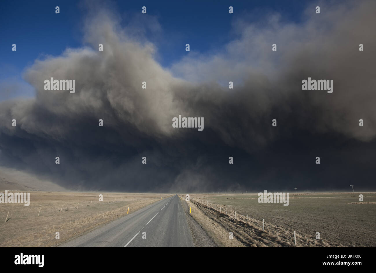 Highway One oder Ringstraße mit Aschewolke vom Vulkanausbruch Eyjafjallajökull, Island. Stockfoto
