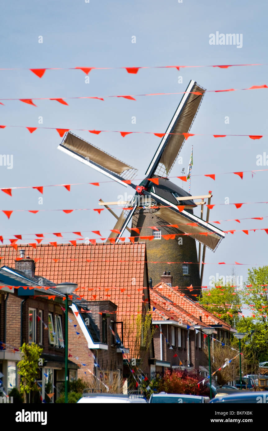 Eine Straße in der niederländischen Stadt Veenendaal mit Flaggen dekorierte King's Tag am 27. April zu feiern. Stockfoto