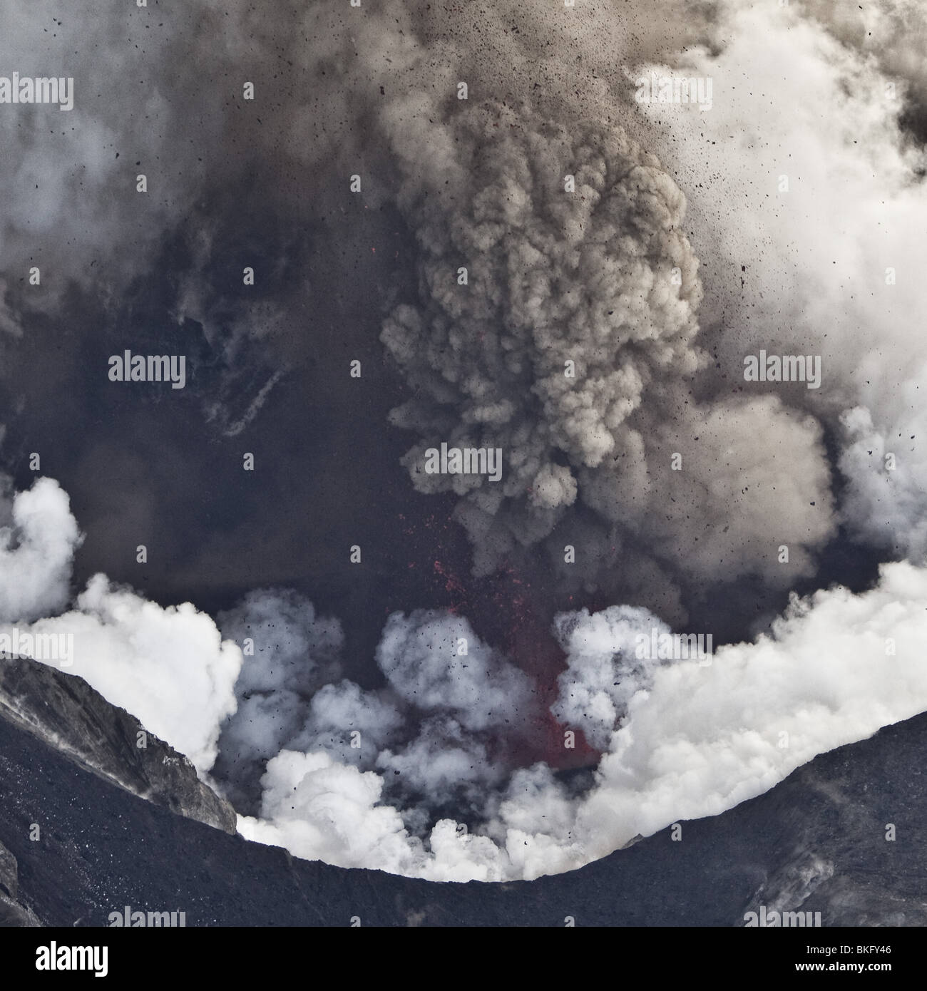 Luftbild der Aschewolke vom Vulkanausbruch ...