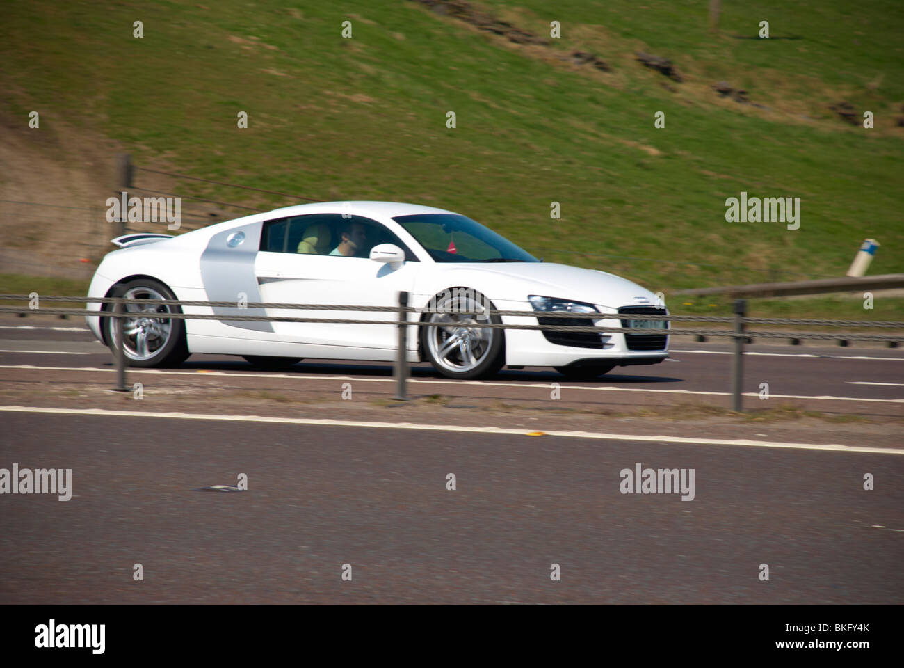 Weißen Audi R8 auf der Autobahn M62. Stockfoto