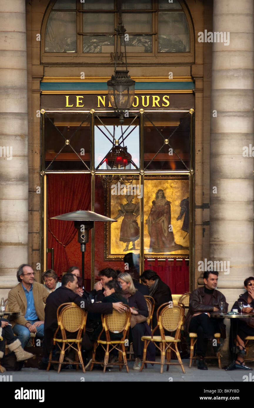 Café "Le Nemours' in der Nähe von Palais Royal, Paris, Frankreich Stockfoto