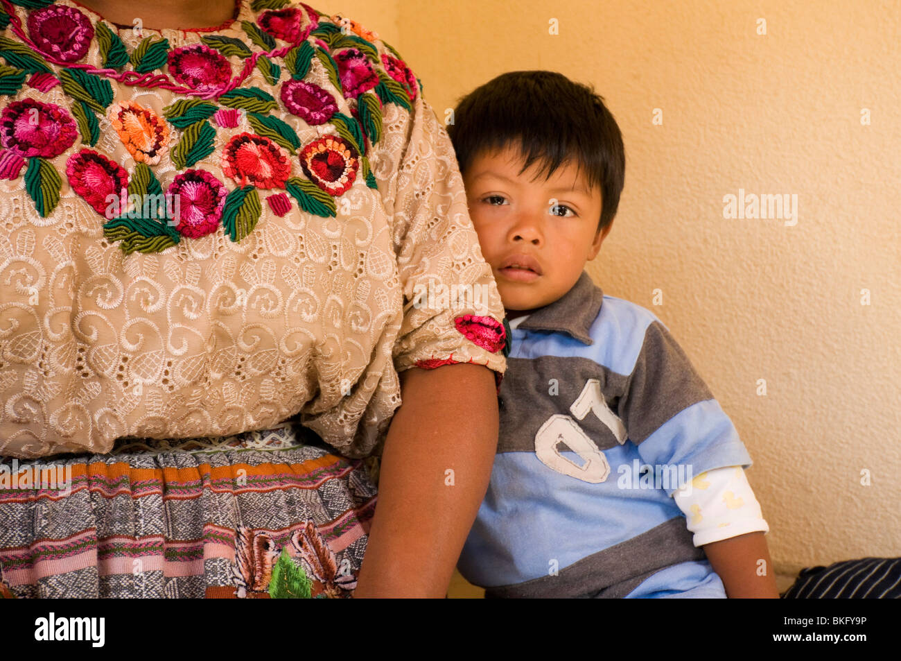 Guatemaltekischen Maya-Frau und Kind Stockfoto