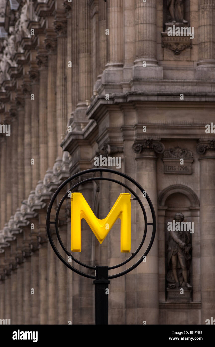 U-Bahn-Schild mit Louvre Museum hinter, Paris, Frankreich Stockfoto