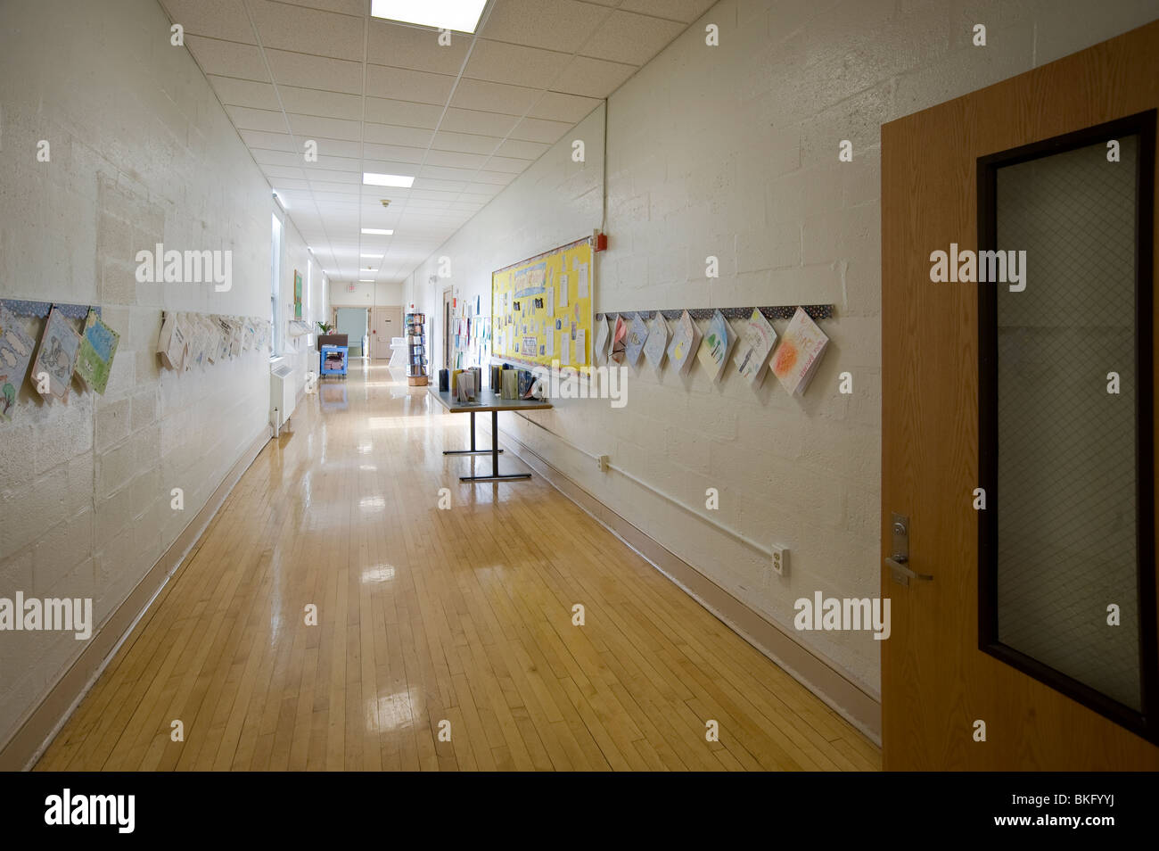 Elementare Klasse Aula mit Kunst aufhängen, Philadelphia, USA Stockfoto