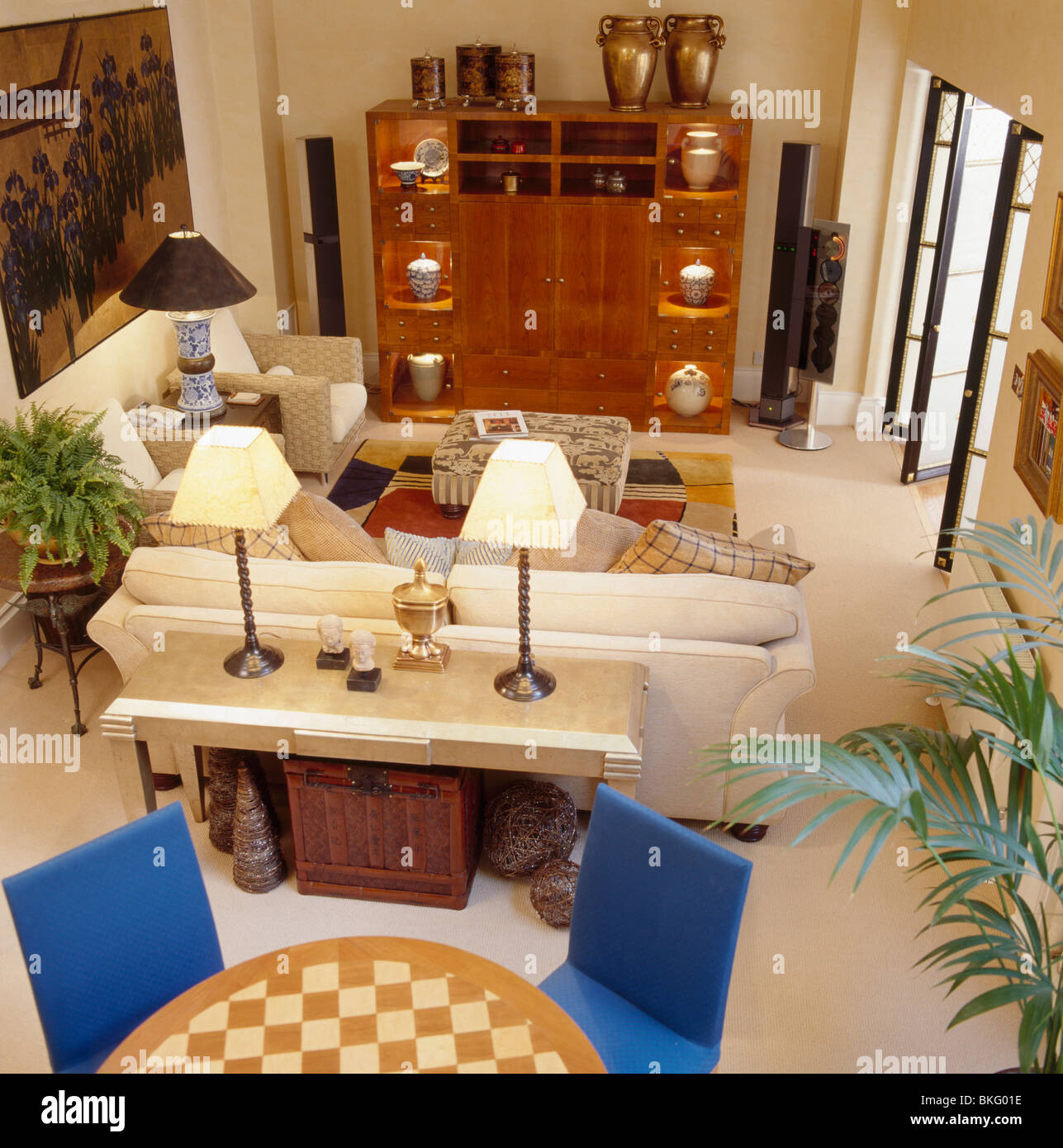 Birdseye Blick auf Appartement Wohn- / Esszimmer mit Creme Lampen auf  Konsole Tisch hinter Creme sofa Stockfotografie - Alamy