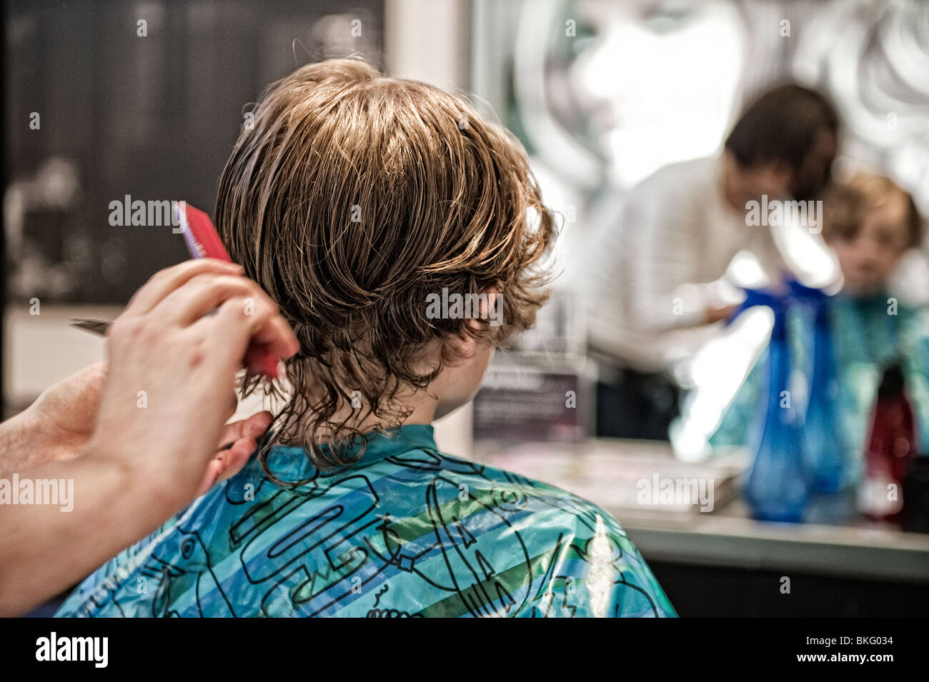 Kleiner Junge, seine Haare schneiden. Stockfoto