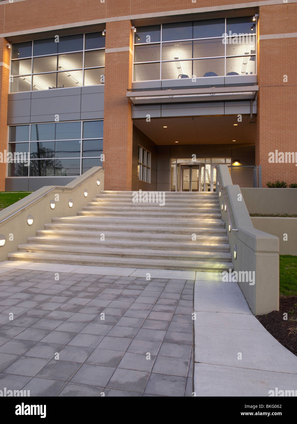 Bürogebäude Eingangsstufen, Philadelphia, USA Stockfoto