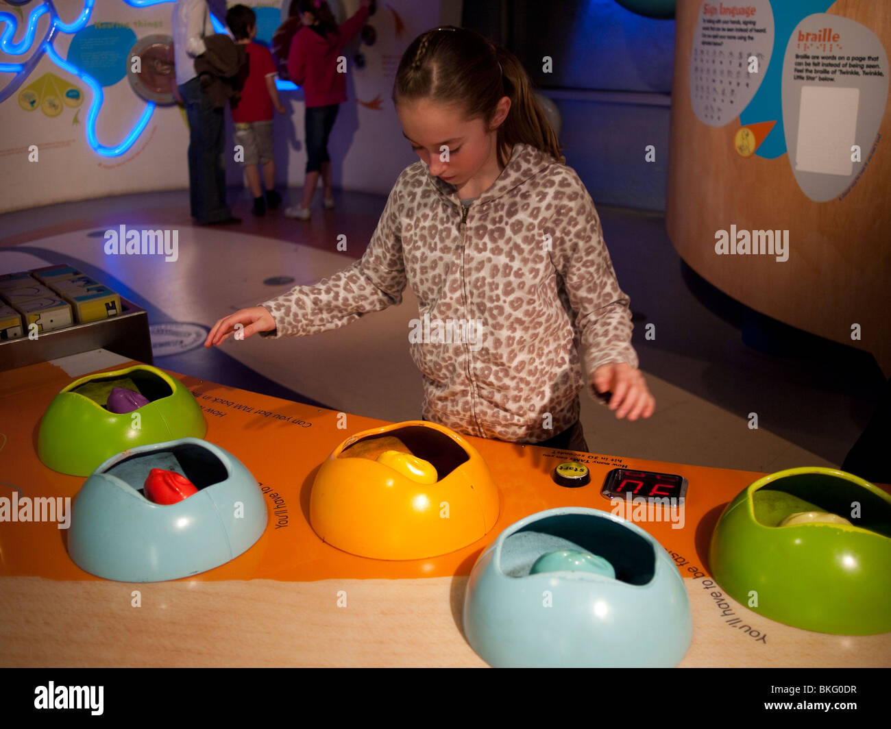 Junges Mädchen im Think Tank Museum, Birmingham, UK Stockfoto