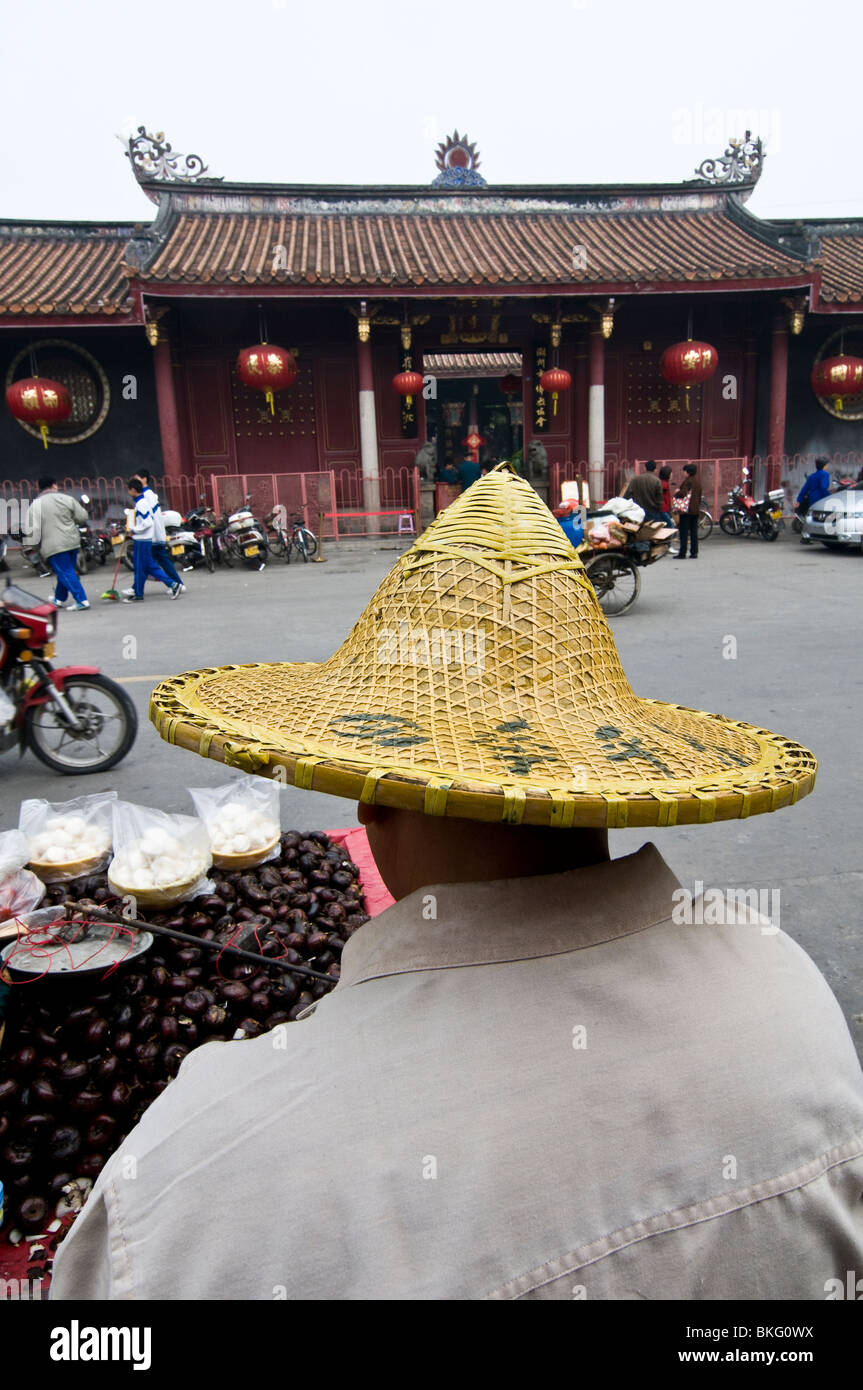 Einen traditionellen Hut vor dem schönen Kaiyuan-Tempel in Chaozhou. Stockfoto