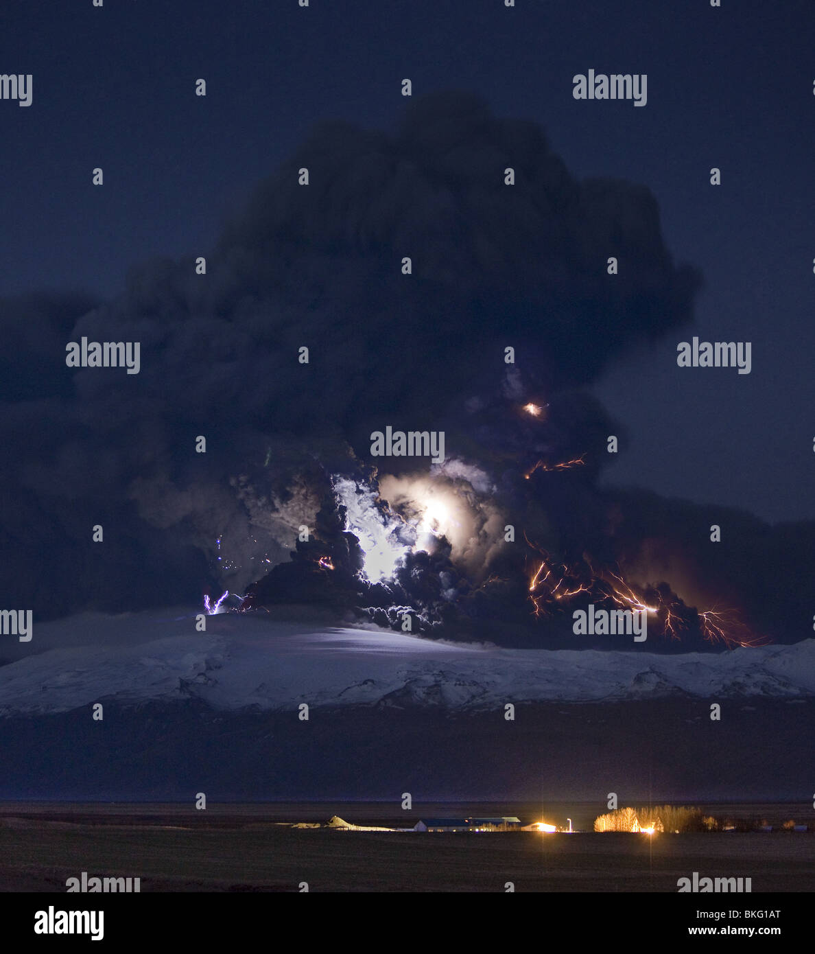 Blitze in der Aschewolke beim Eyjafjallajökull Volcanic Eruption mit Dalsel Bauernhof, Island Stockfoto