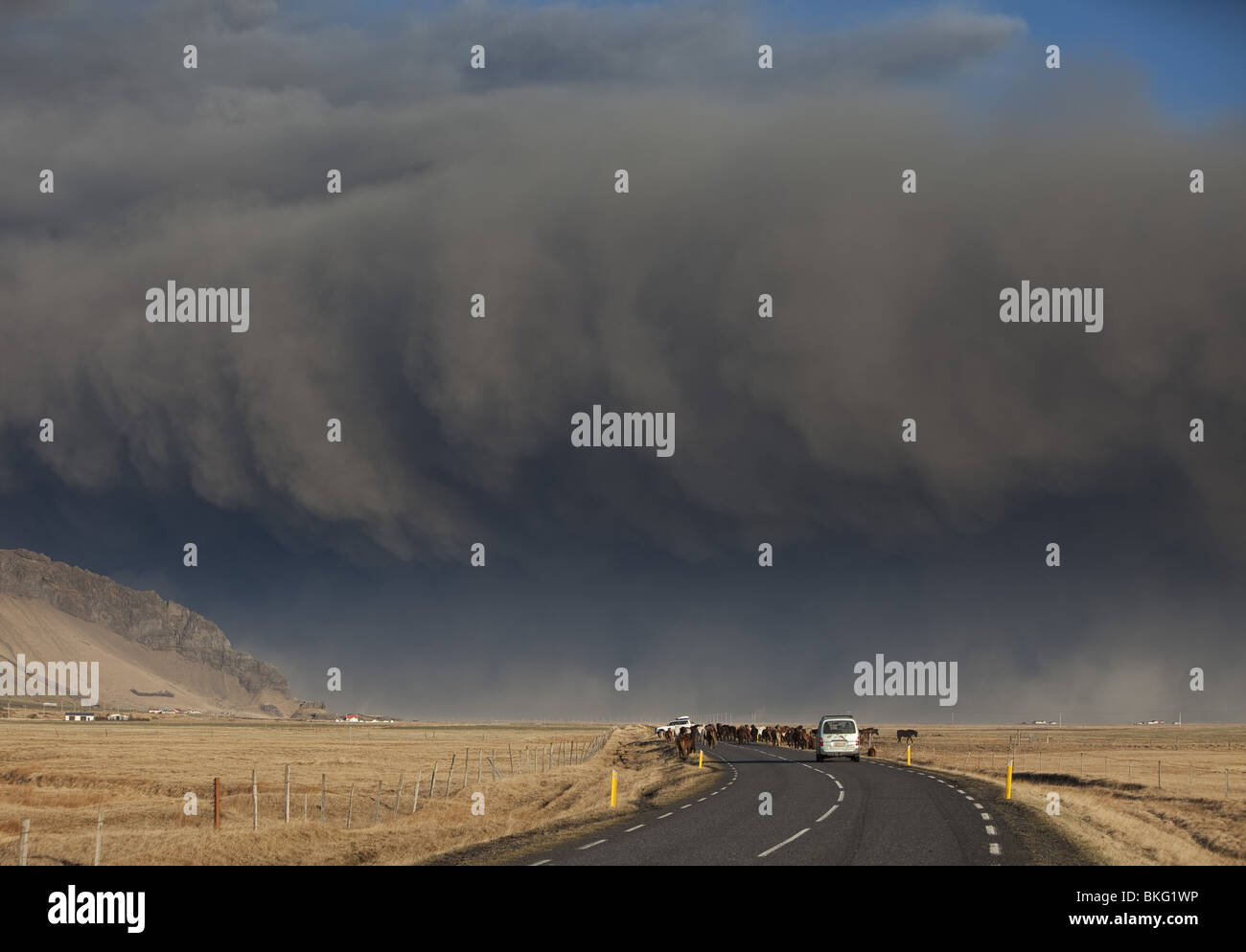 Highway One oder Ringstraße mit Aschewolke vom Vulkanausbruch Eyjafjallajökull, Island. Stockfoto