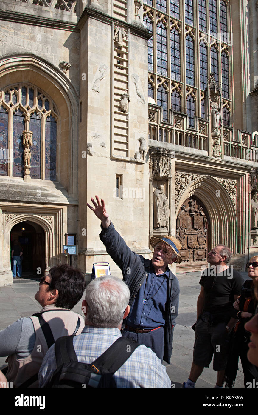 Reiseführer mit Gruppe außerhalb der Abteikirche von Bath England UK Stockfoto