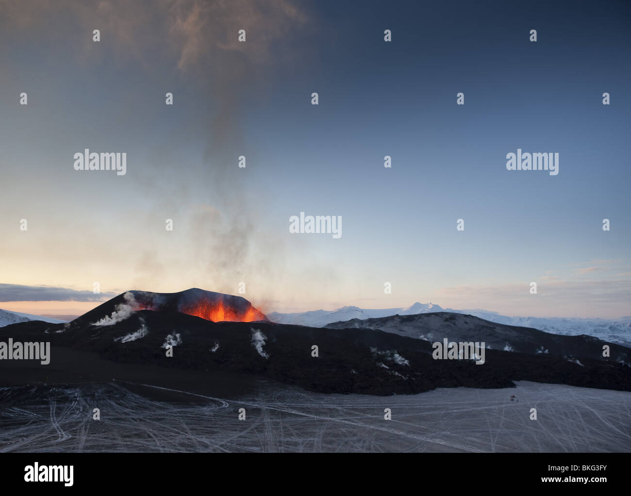 Feuer und Eis-Vulkan Ausbruch in Island am Fimmvörðuháls, einem Bergrücken zwischen Eyjafjallajökull-Gletscher und Gletscher Mýrdalsjökull. Stockfoto