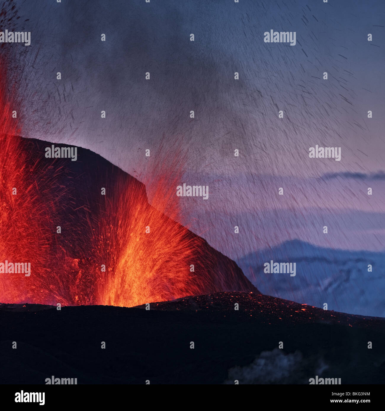Lavafontänen Vulkan Eruption am Fimmvörðuháls, einem Bergrücken zwischen Gletscher Eyjafjallajökull und Mýrdalsjökull, Island Stockfoto