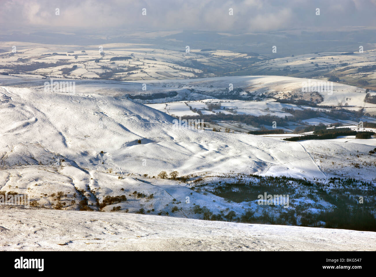 Blick hinunter auf Craig Cerrig Gleisiad und Schnee bedeckt Landschaft von den Hängen des Mais Du, Brecon Beacons, Wales Stockfoto