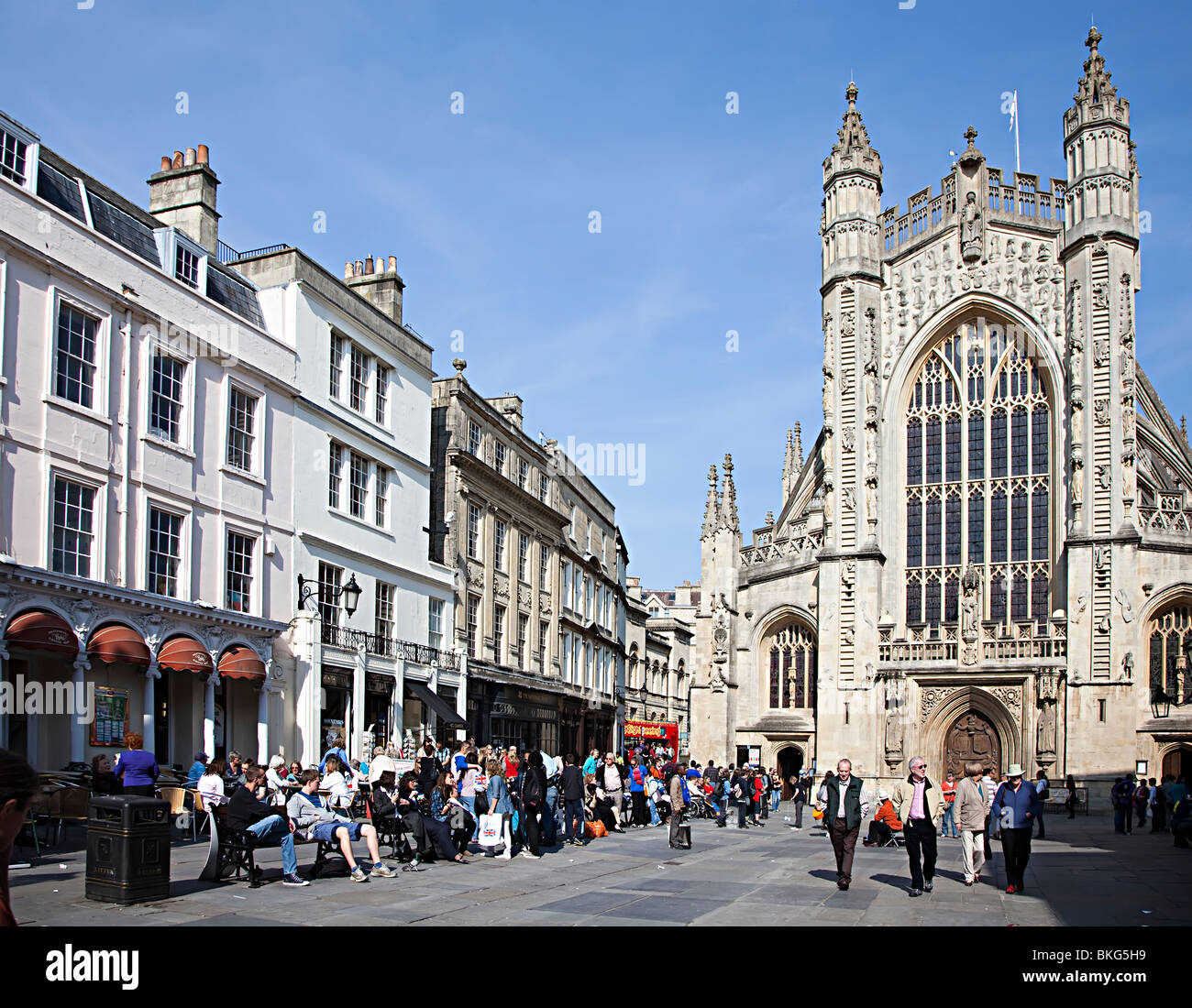 Menschen zu Fuß in die Einkaufsstraße in der Nähe von Abtei Bath England UK Stockfoto