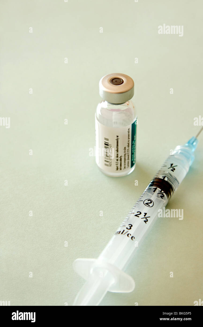 Impfstoff-Ampulle und Spritze Stockfoto