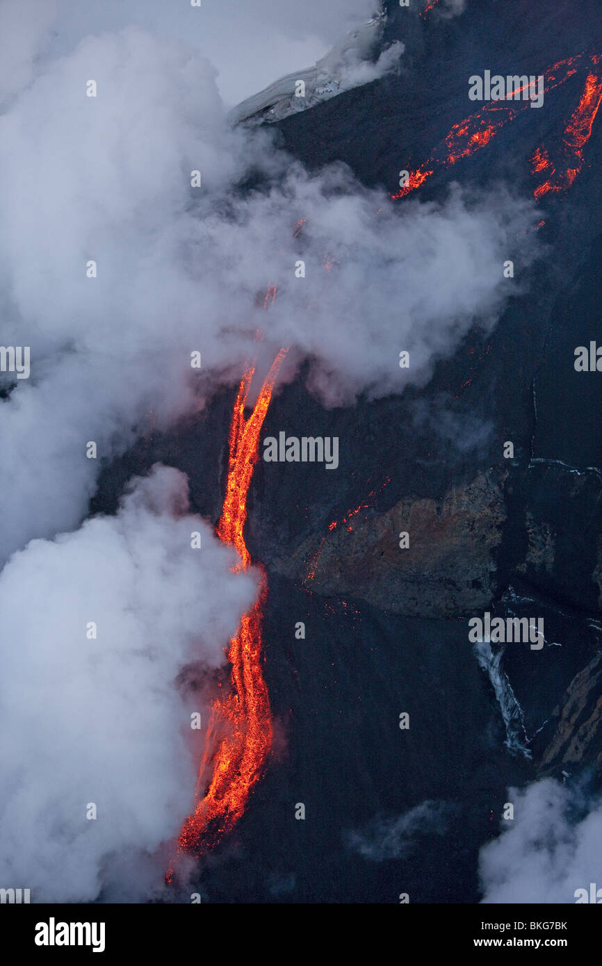 Feuer und Eis-Vulkan Ausbruch in Island am Fimmvörðuháls, einem Bergrücken zwischen Eyjafjallajökull-Gletscher und Gletscher Mýrdalsjökull. Stockfoto