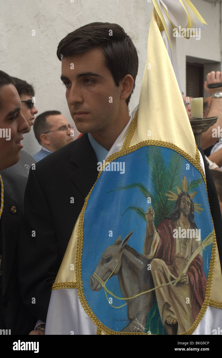 Junger Mann mit einer religiösen Fahne Stockfoto